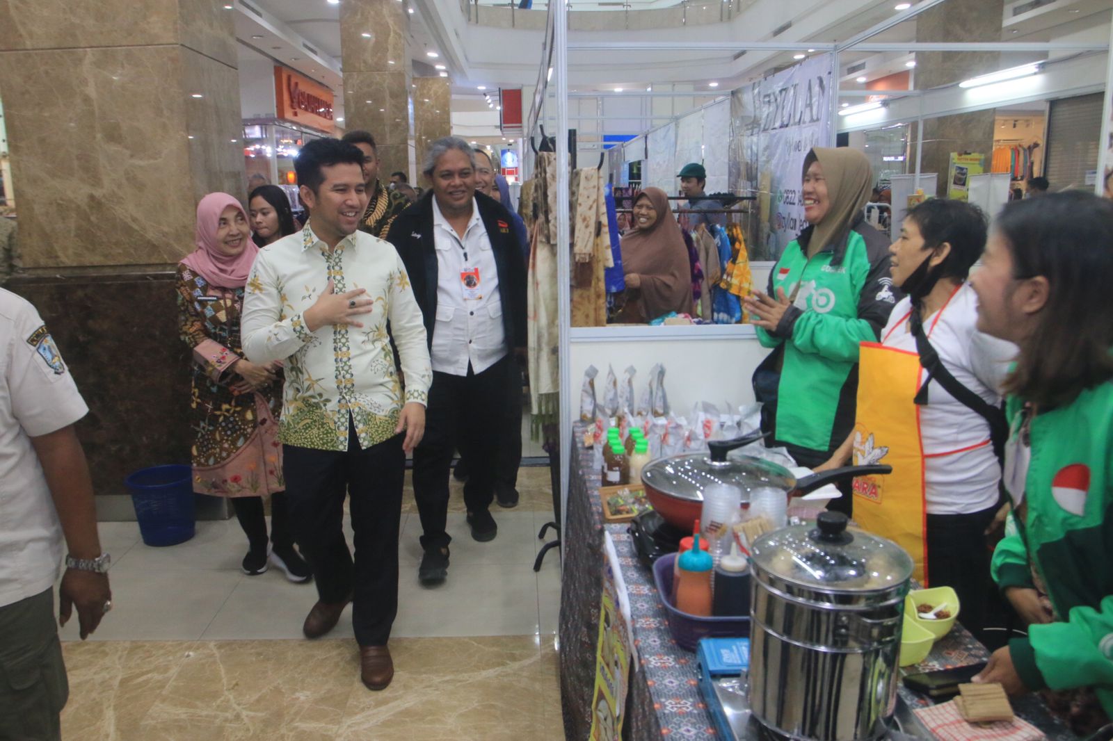 Wakil Gubernur Jawa Timur Emil Elestianto Dardak didampingi Ketua penyelenggara pameran, Heru Prasetyo meninjau beberapa stand Pameran Fiesta Ramadhan di City of Tomorrow Mall, Surabaya, Kamis (2/3).