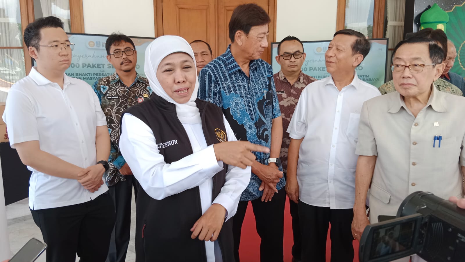 Gubernur Jawa Timur Khofifah Indar Parawansa usai menemui pengurus APINDO  di Gedung Negara Grahadi Surabaya, Selasa (11/4)