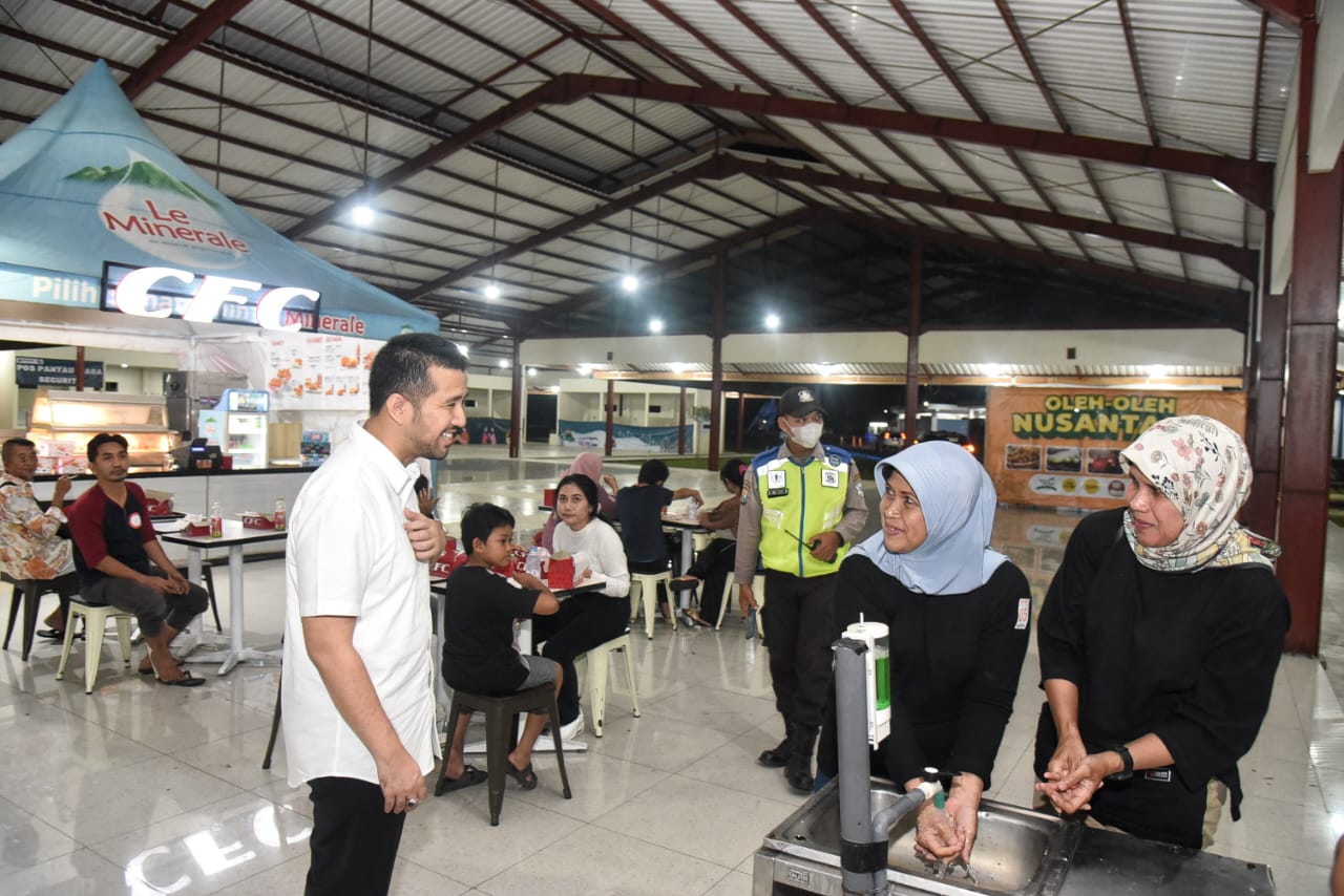 Wakil Gubernur Jawa Timur Emil Elestianto Dardak meninjau secara langsung suasana arus balik lebaran pada H+2 di Rest Area KM 792 B Pasuruan dan KM 753 Sidoarjo, Senin (24/4/2023) malam.