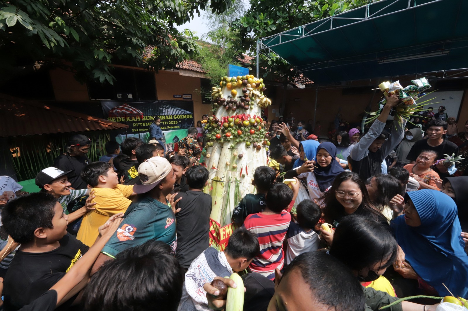 acara sedekah bumi di petilasan Mbah Goemok (Mbah Toekinah/Mbah Dhukinah) di Petemon RW 10 Kelurahan Petemon, Surabaya, Minggu (4/6/2023).