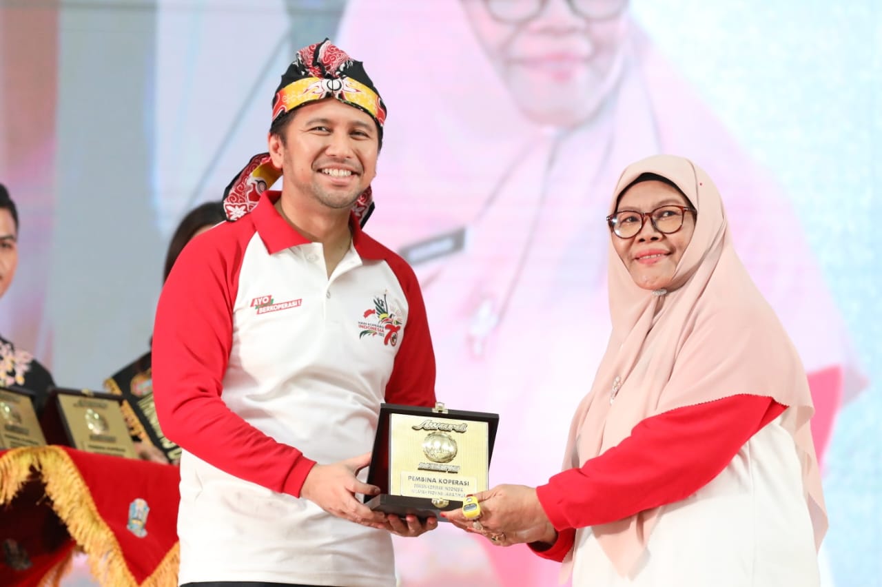 Wakil Gubernur Jatim Emil Elestianto saat menghadiri kegiatan Gebyar Acara Puncak Hari Koperasi Indonesia ke 76 Jawa Timur 2023 di Blitar, Senin (24/7).