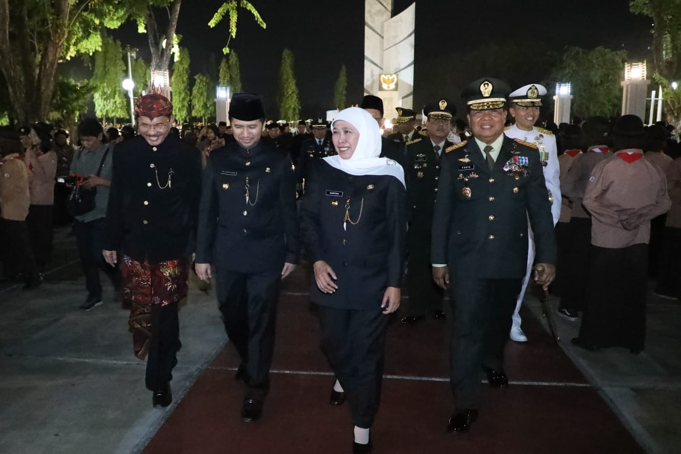  Gubernur Jawa Timur Khofifah Indar Parawansa memimpin Apel Kehormatan dan Renungan Suci (AKRS) dalam rangka Peringatan HUT Ke-78 RI, di Taman Makam Pahlawan 10 Nopember, Surabaya, Kamis (17/8)
