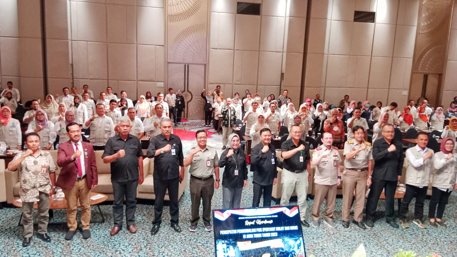  Kepala Dinas Peternakan Provinsi Jatim Indyah Aryani dan jajarannya saat rakor percepatan pengendalian PMK (Penyakit Mulut dan Kuku) di Jawa Timur. Kamis petang (24/8/2023).