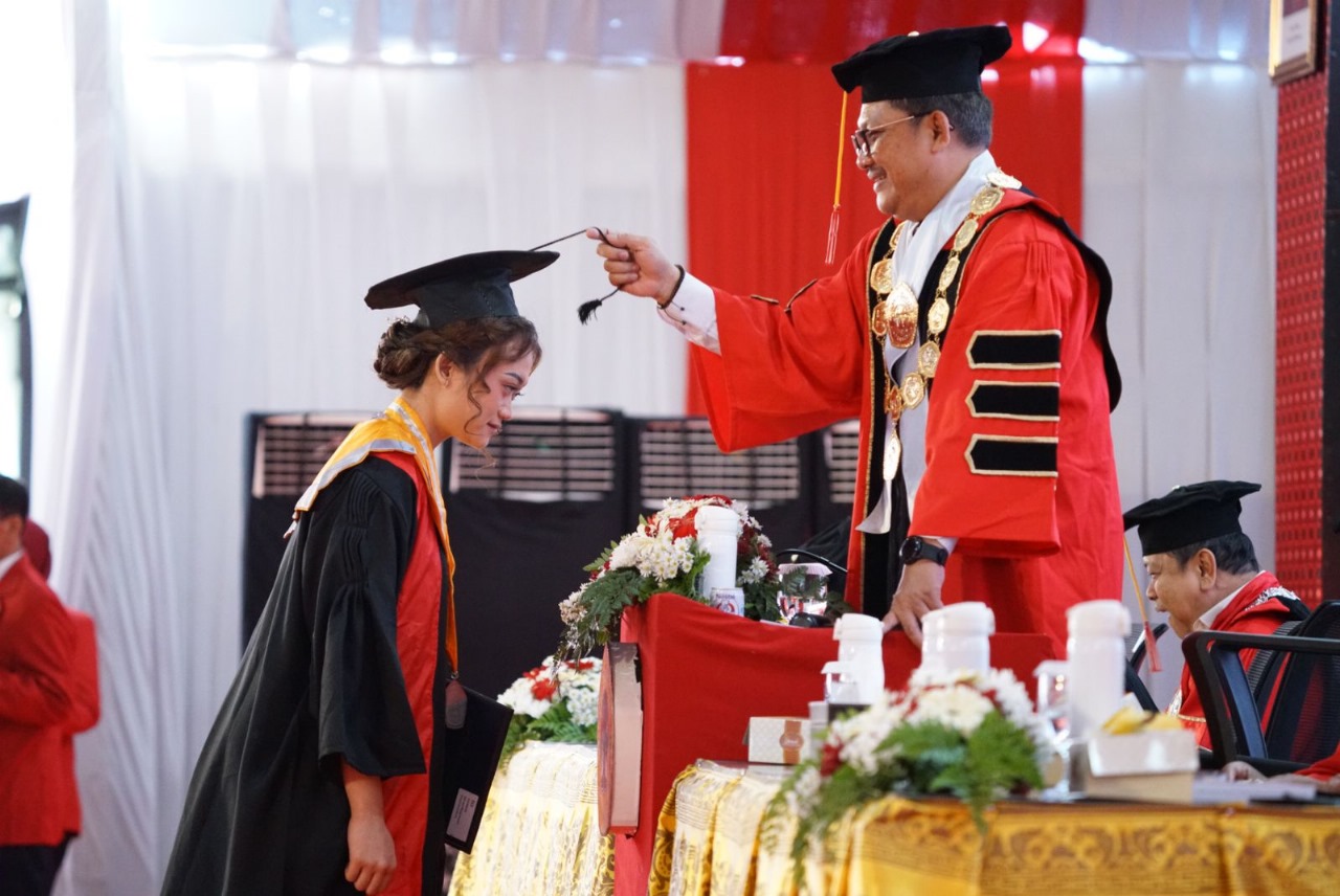 Rektor Untag Surabaya, Prof. Dr. Mulyanto Nugroho, M.M., CMA., CPA. saat prosesi wisuda terbagi menjadi dua sesi, dengan 938 wisudawan hadir dan dikukuhkan pada hari ini, Sabtu (2/9) 