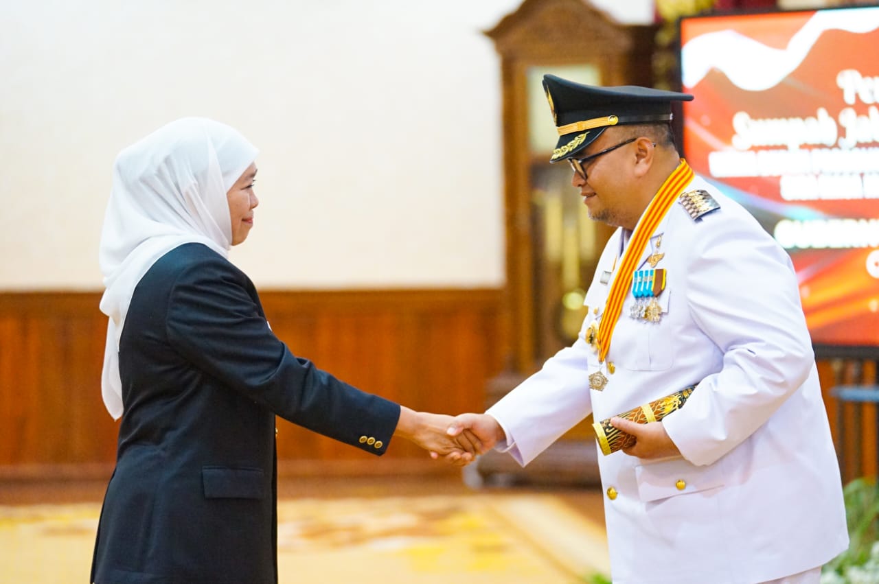 Gubernur Jawa Timur Khofifah Indar Parawansa melantik Wakil Bupati Probolinggo Timbul Prihanjoko sebagai Bupati Probolinggo sisa masa jabatan 2018-2023 di Gedung Negara Grahadi, Surabaya, Rabu (6/9).