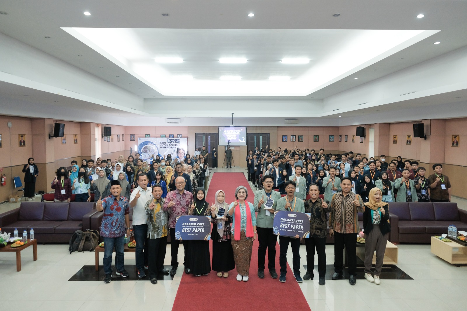 Indah Kurnia bersama BI dan mahasiswa dalam acara Diskusi Publik dengan tema Optimalisasi Peran Generasi Muda dalam Mendukung Perkembangan Ekonomi Melalui Transaksi Digital di Indonesia di Auditorium FMIPA Unesa, Ketintang Surabaya, Minggu (10/9/2023). 