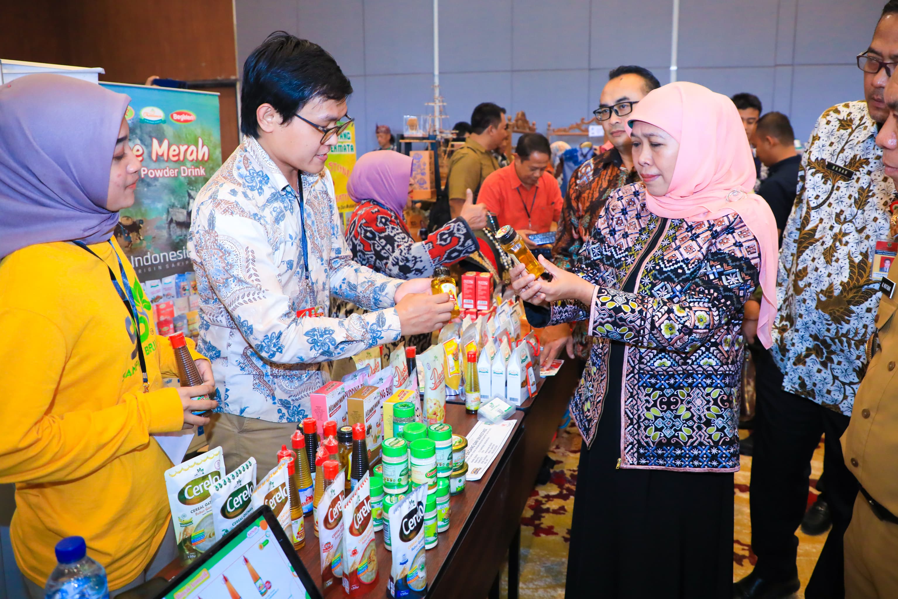 Gubernur Jawa Timur Khofifah Indar Parawansa memimpin Misi Dagang dan Investasi antara Provinsi Jatim dan Banten di Aston Serang Hotel & Convention Centre, Serang, Banten, Senin (11/9)