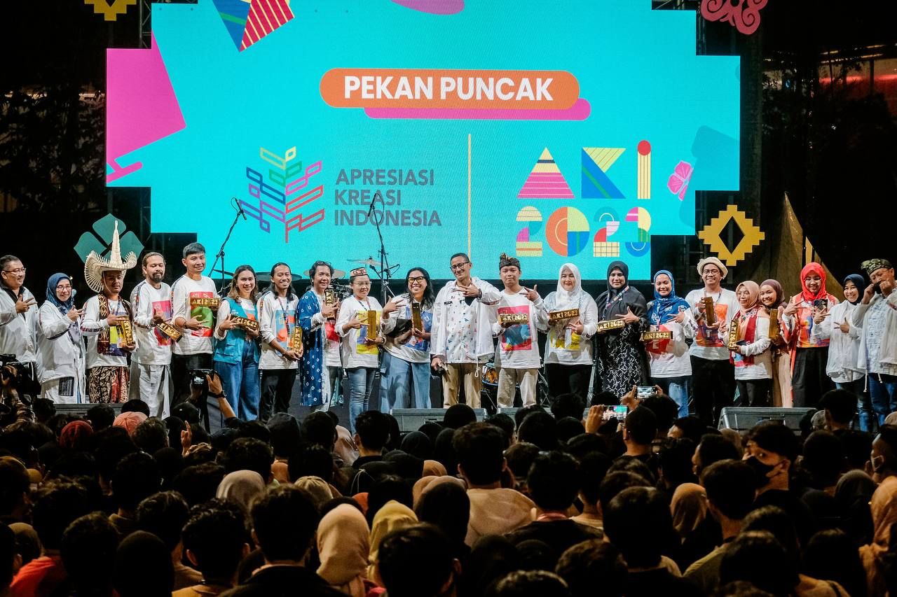 Menparekraf Sandiaga Uno bersama pelaku ekraf terbaik yang hadir dalam acara puncak AKI 2023 di Senayan Park, Jakarta, Minggu (10/9/2023).