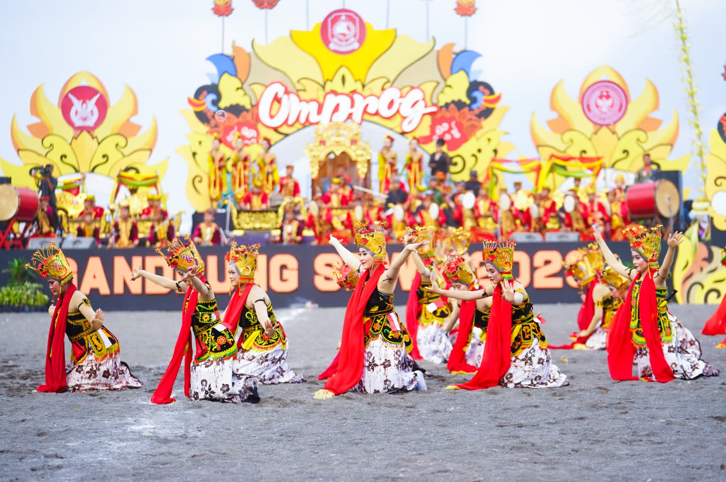 Gandrung Sewu adalah Festival Tari Gandrung kolosal yang diikuti 1.200 penari dan 150 orang tim pendukung menjadi agenda tahunan di Kab. Banyuwangi. Gandrung Sewu 2023 di Pantai Boom Kabupaten Banyuwangi, Sabtu (16/9). 