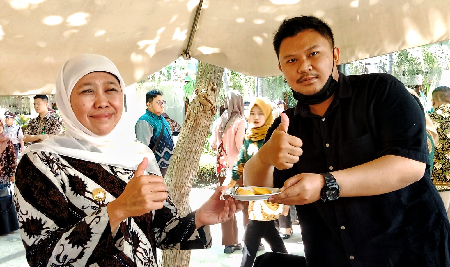 Gubernur Jawa Timur Khofifah Indar Parawansa saat  memberikan irisan mangga kepada Gus Faiq, salah satu wartawan Pokja Grahadi di Kantor Gubernur Jawa Timur, Jalan Pahlawan, Surabaya, Jumat (29/9),