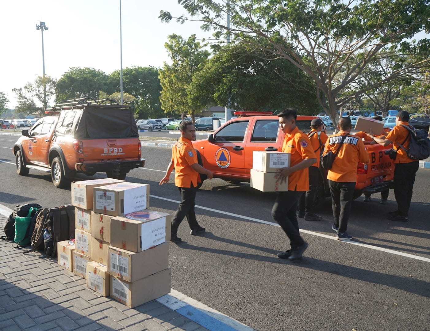 Pemprov Jatim mengirim puluhan ribu masker serta sepuluh orang tim BPBD dan TAGANA bagi masyarakat Kota Banjarmasin yang terdampak kebakaran lahan dan kabut asap pekat