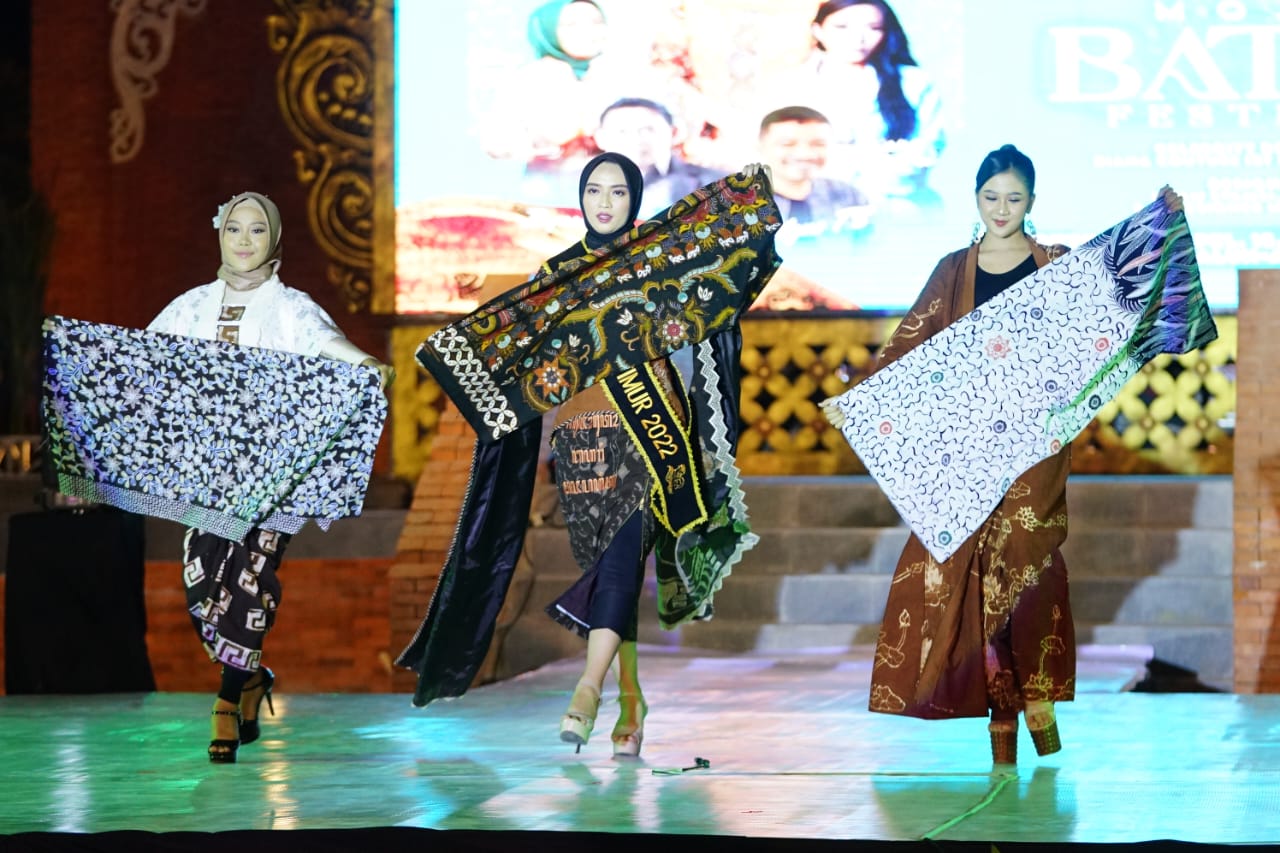Puncak Acara Mojo Batik Festival 2023 ini berlangsung meriah dengan penampilan tari kolosal yang diikuti dengan fashion show beragam kreasi busana batik