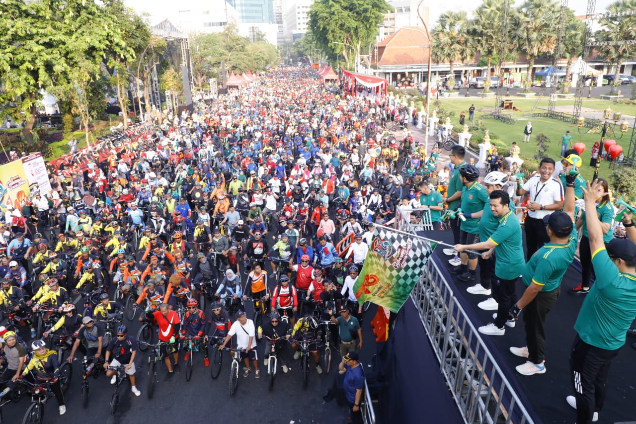 Wakil Gubernur Jawa Timur Melepas ribuan peserta Fun Bike Jatim 2023