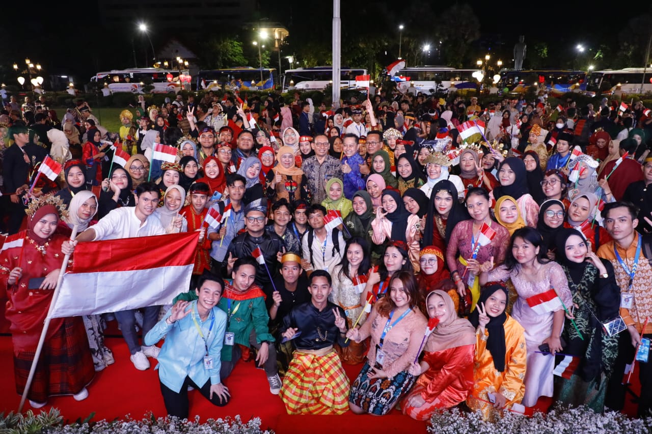 Gubernur Jawa Timur Khofifah Indar Parawansa memberi pembekalan dalam Program Kelas Inspirasi Kegiatan Modul Nusantara Mahasiswa Inbound atau Program Pertukaran Mahasiswa Merdeka (PMM) semester gasal 2023/2024 di halaman Gedung Negara Grahadi, Senin (16/1