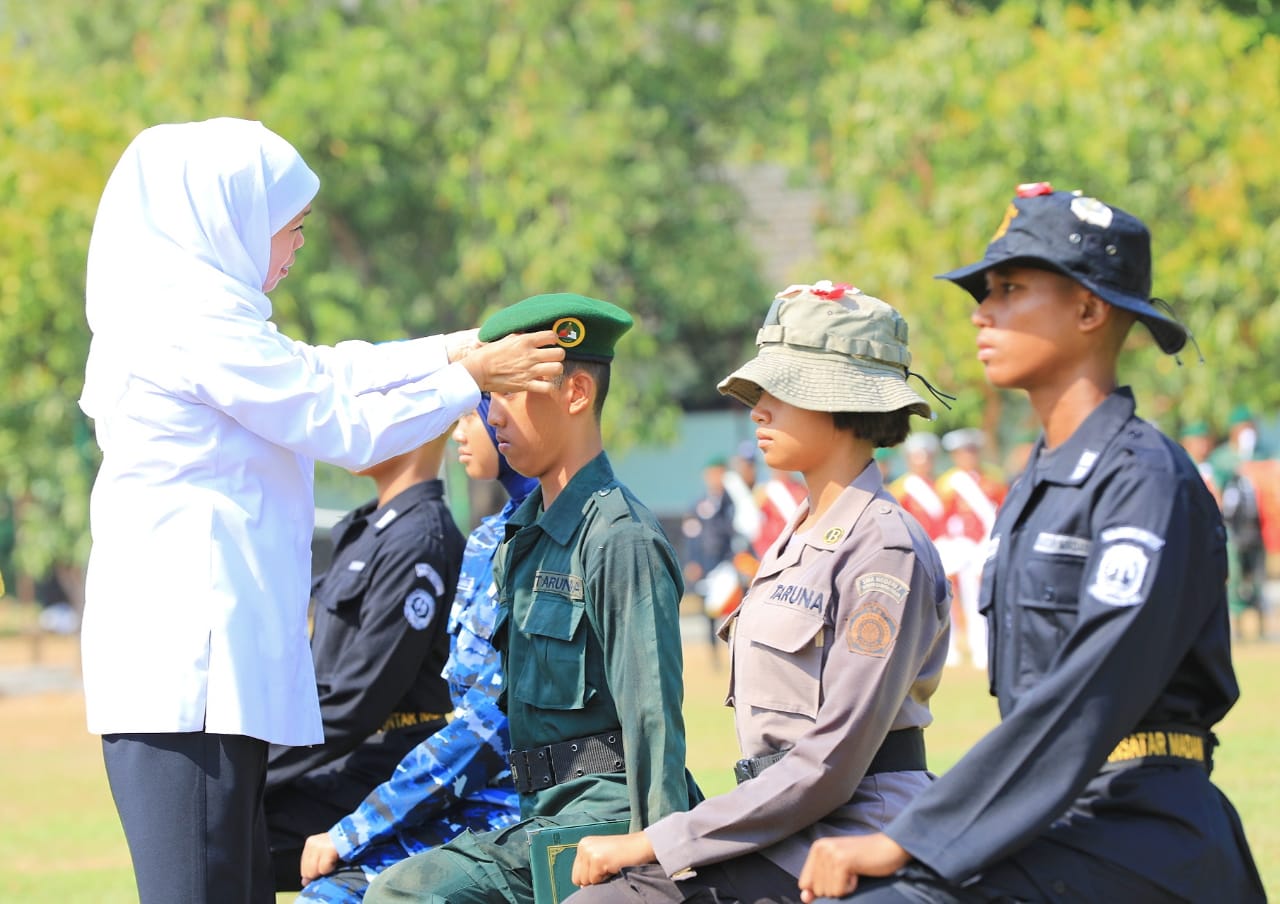 Gubernur Jawa Timur  saat Upacara dalam kegiatan Pembaretan Sekolah Menengah Atas (SMA) Taruna Jawa Timur di Lapangan Brigade Infanteri Mekanis 16 Wirayudha Kediri, Rabu (18/10)
