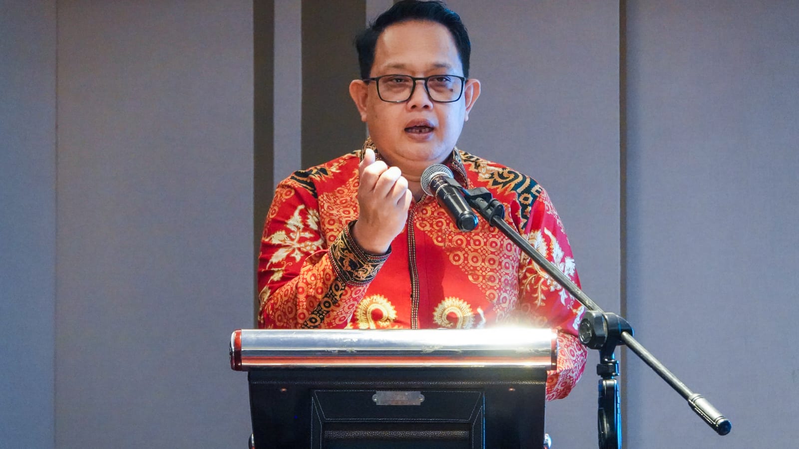  Sekretaris Daerah Provinsi Jawa Timur, Adhy Karyono ketika memberikan arahan dalam Rapat Integrasi Data Penataan Aset dan Penataan Akses Tim Gugus Tugas Reforma Agraria Provinsi Jawa Timur Tahun Anggaran 2023 di Vasa Hotel Surabaya, Rabu (18/10).