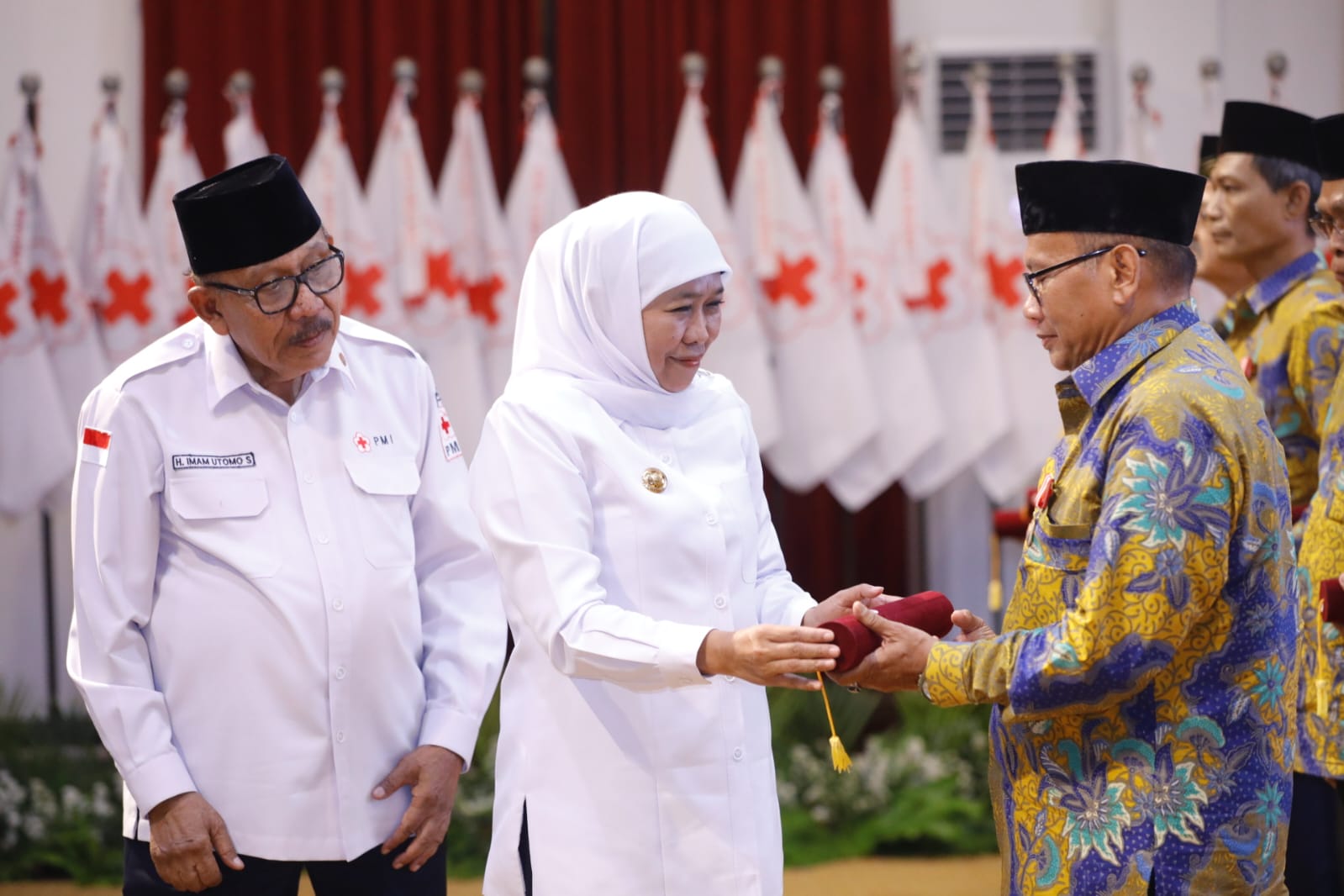  Gubernur Jawa Timur Khofifah Indar Parawansa didampingi Ketua PMI Jatim H. Imam Utomo secara simbolis menyerahkan piagam penghargaan dan menyematkan Satya lencana donor darah kepada sukarelawan yang telah mendonorkan darahnya di Gedung Grahadi.