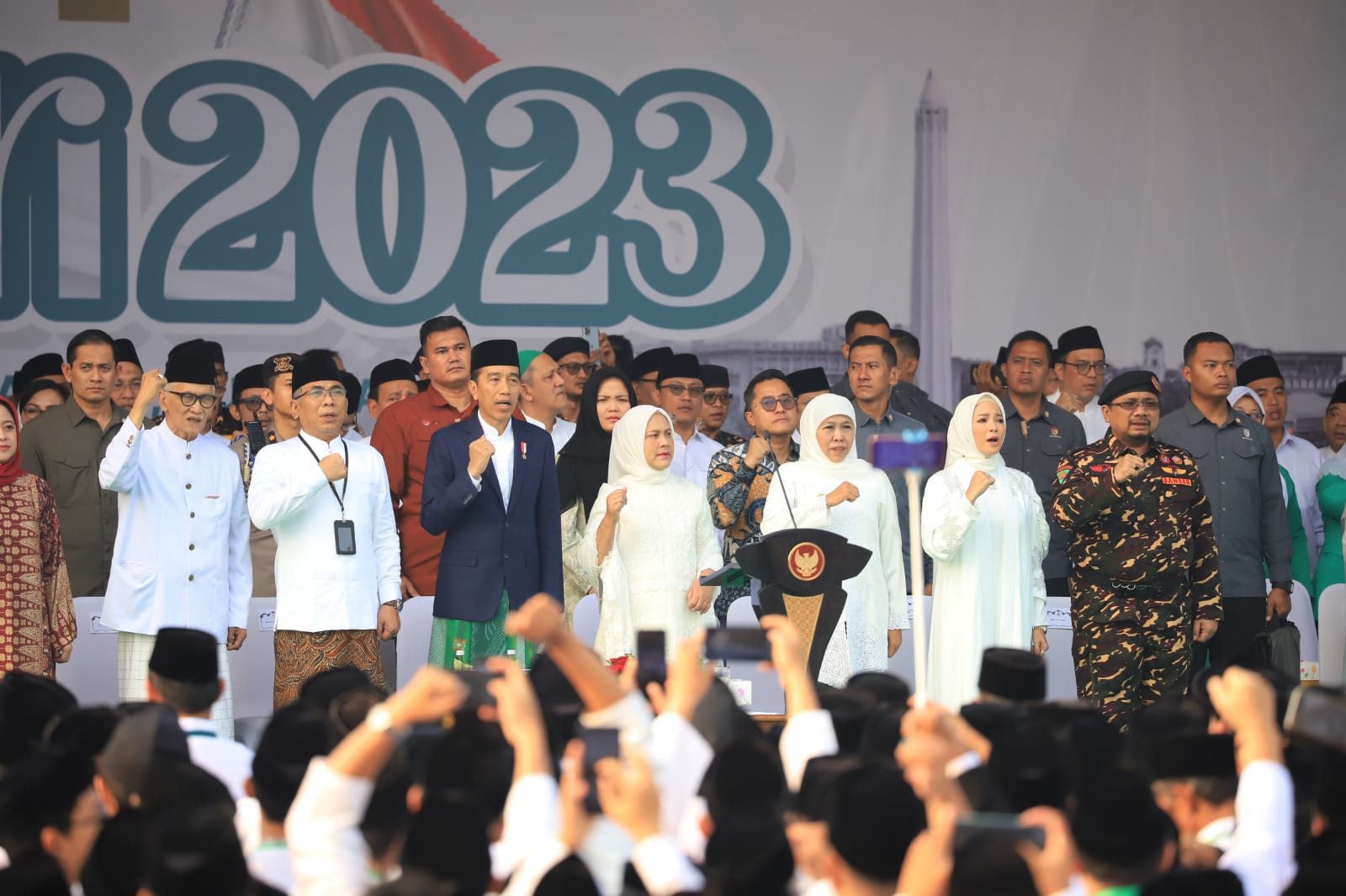 Presiden Joko Widodo di hadapan sekitar puluhan ribu santri yang memadati lapangan Tugu Pahlawan dan ruas-ruas jalan di sekitarnya, di Surabaya, Minggu (22/10/2023).