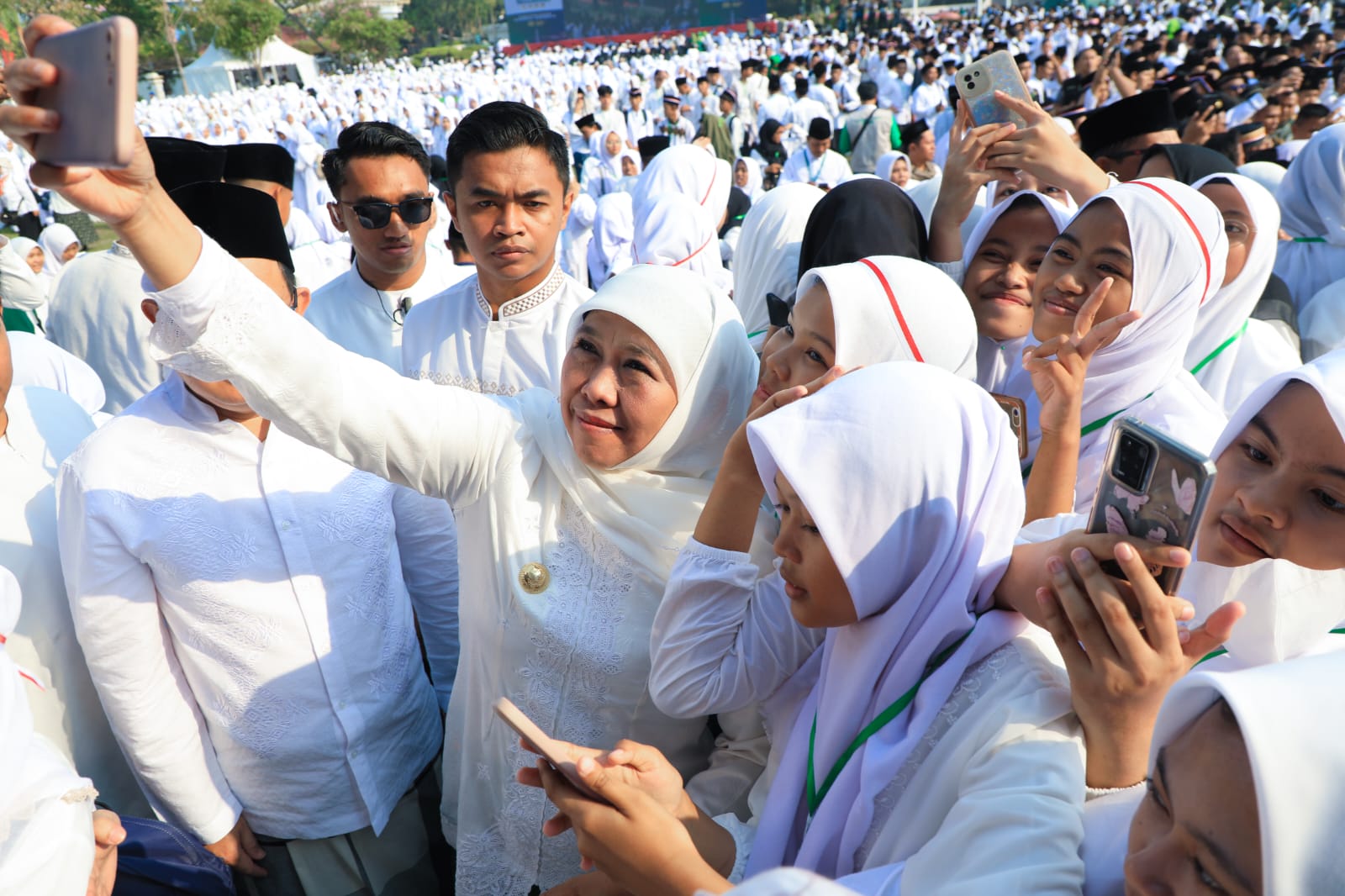 Khofifah dalam peringatan Hari Santri 2023 di Kota Surabaya, Minggu (22/10/2023).