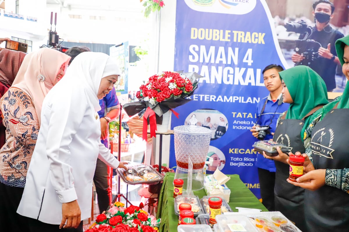 Gubernur Jawa Timur Khofifah Indar Parawansa  acara Millenial Enterpreneur Award (MEA) 2023 di Gedung Graha ITS Surabaya, Kamis (26/10).