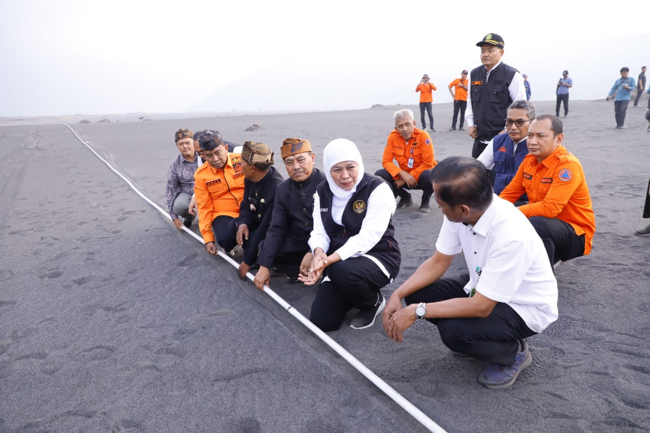 Gubernur Jawa Timur Khofifah Indar Parawansa meresmikan jaringan pipa air bersih yang telah rampung diperbaiki Pemprov Jatim di Kecamatan Sukapura, Kab. Probolinggo, Kamis (2/11).