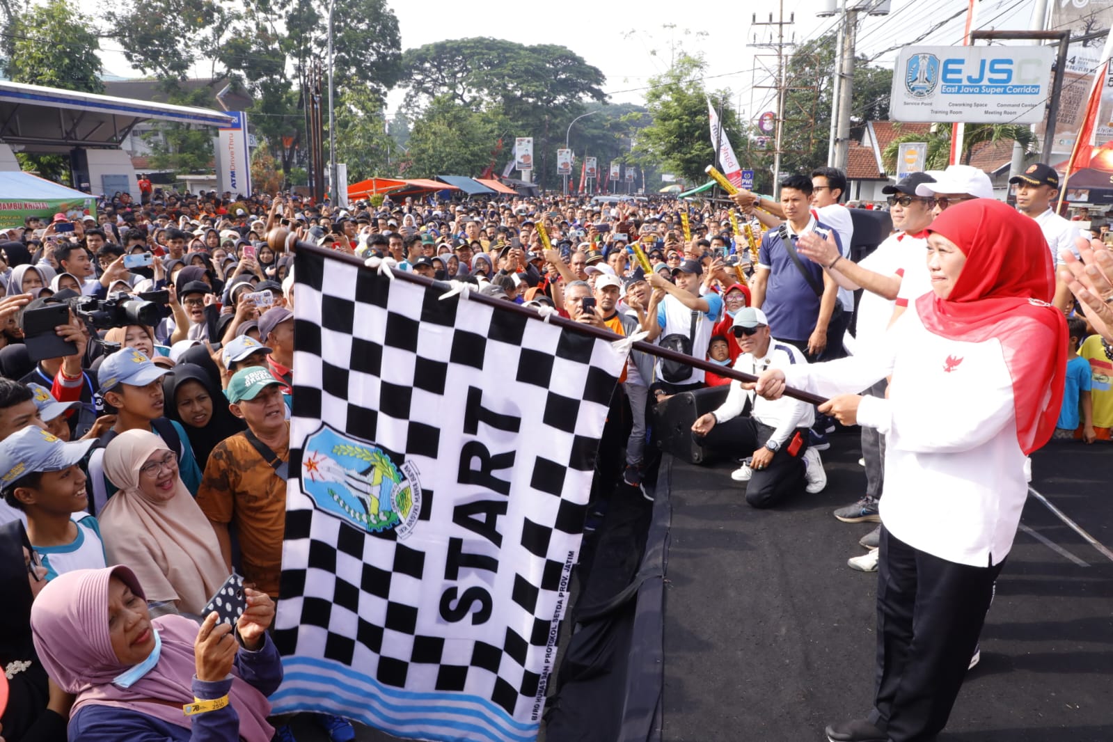 Gubernur Jawa Timur Khofifah Indar Parawansa bersama ribuan masyarakat mengikuti jalan sehat dalam rangka peringatan Hari Jadi ke-78 Provinsi Jawa Timur di depan Kantor Bakorwil V Jember, Minggu (5/11) pagi.