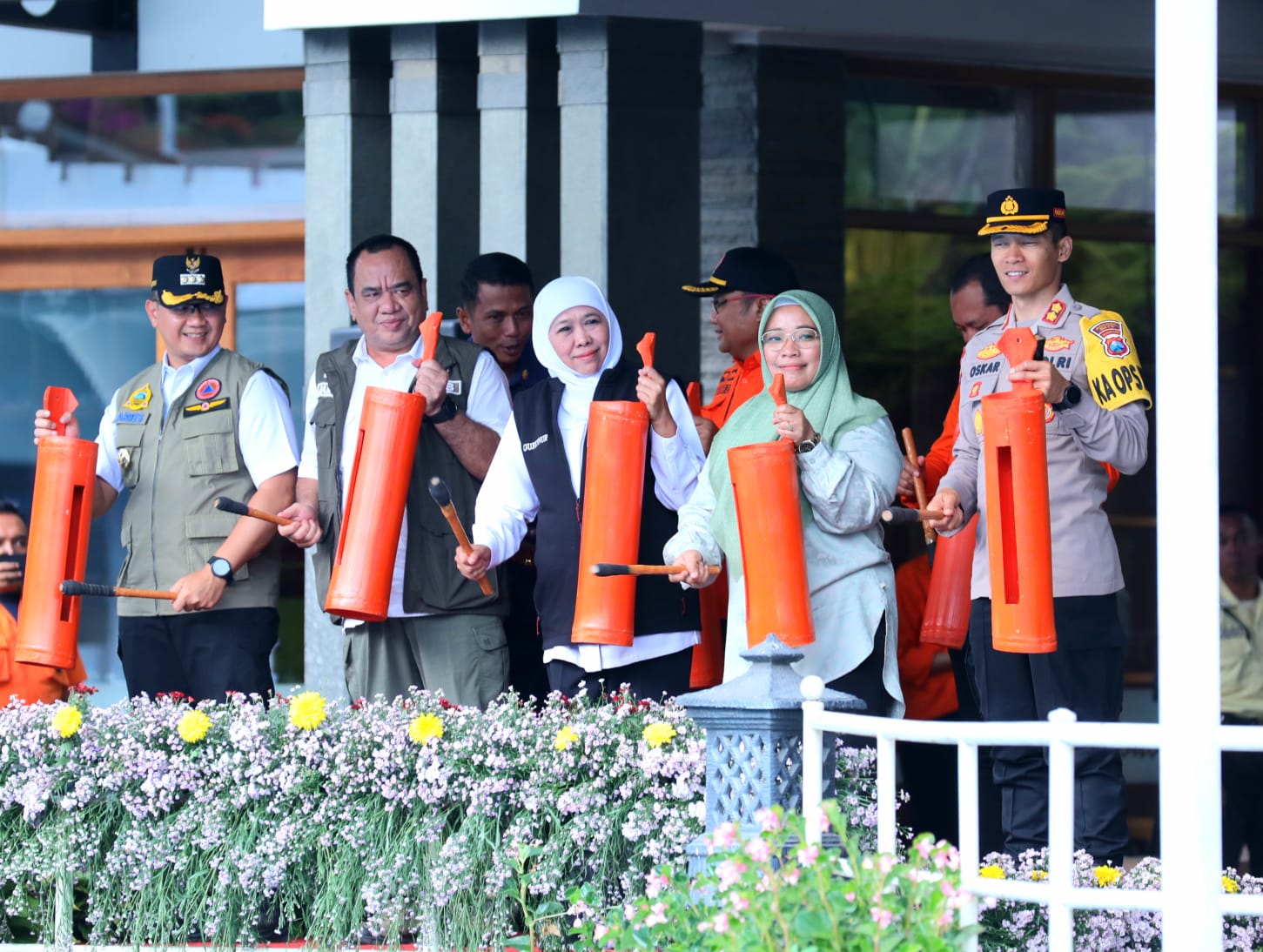 Gubernur Jawa Timur Khofifah Indar Parawansa memimpin apel siaga darurat bencana hidrometeorologi musim penghujan tahun 2023/2024 di Taman Rekreasi Selecta di Ds. Tulungrejo Bumiaji Kota Batu, Selasa (7/11)