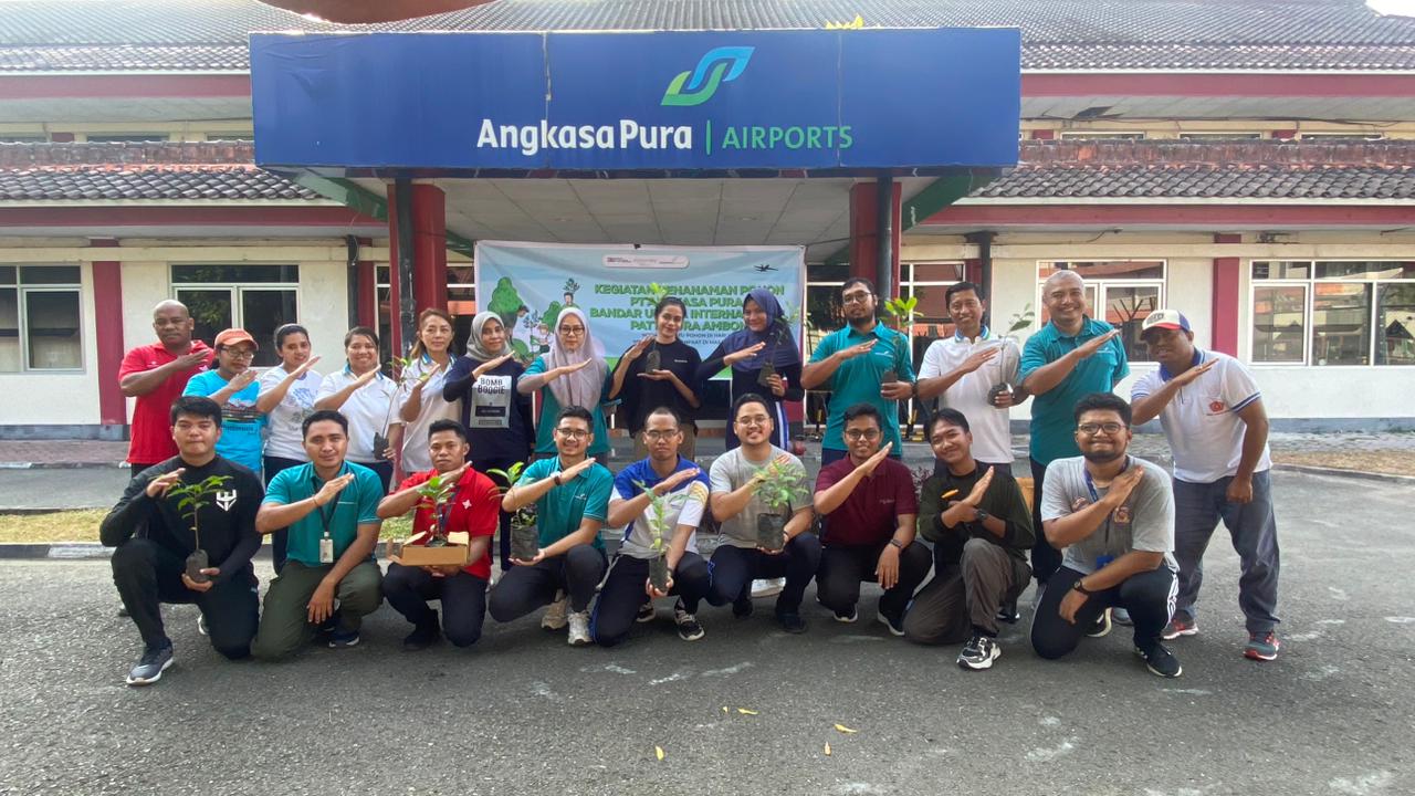 Karyawan Bandara Pattimura kompak tanam pohon.