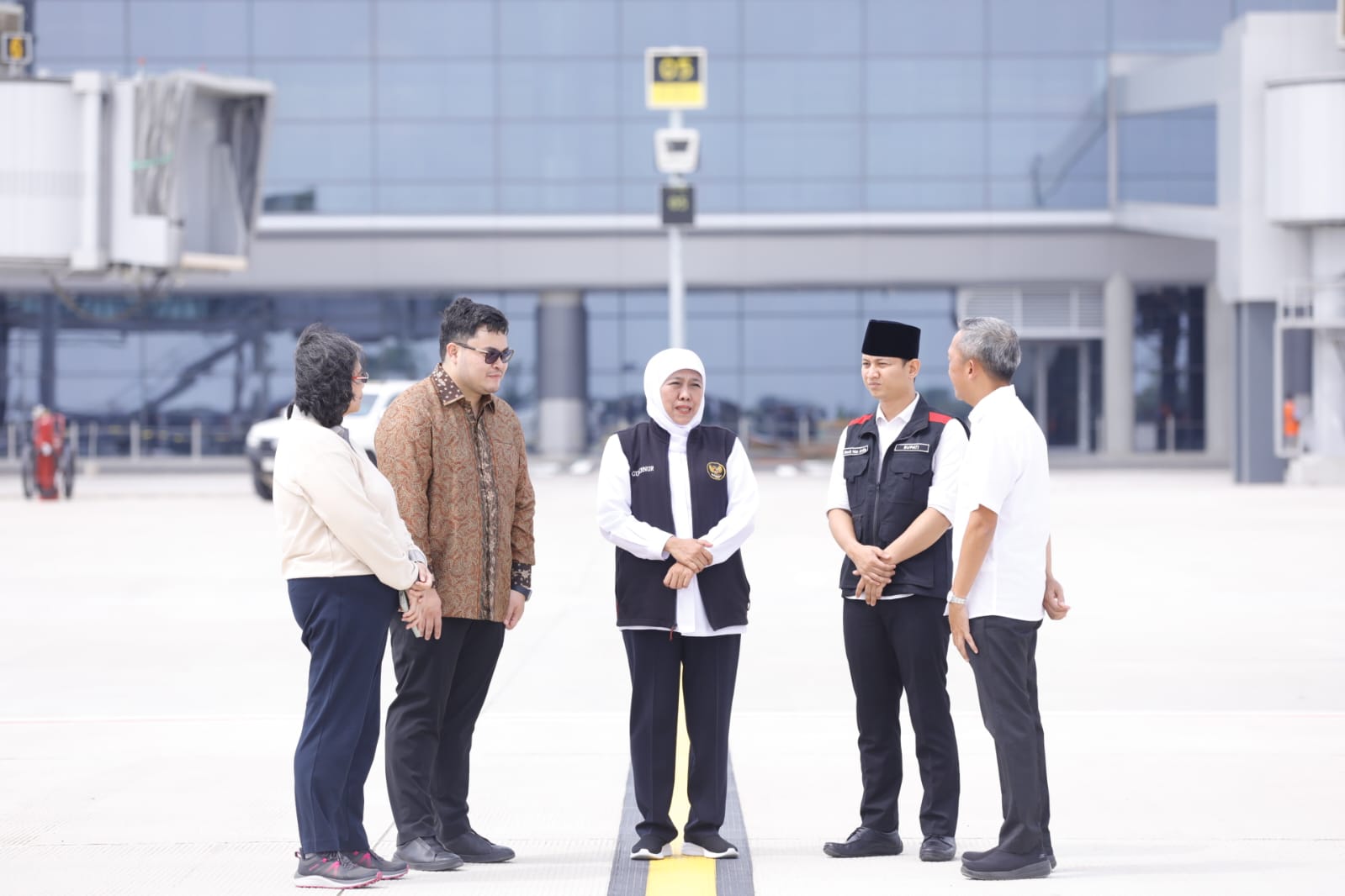 Gubernur Jawa Timur Khofifah Indar Parawansa meninjau persiapan operasional Bandara Internasional Dhoho yang berlokasi di Kabupaten Kediri pada Jumat, (1/12)