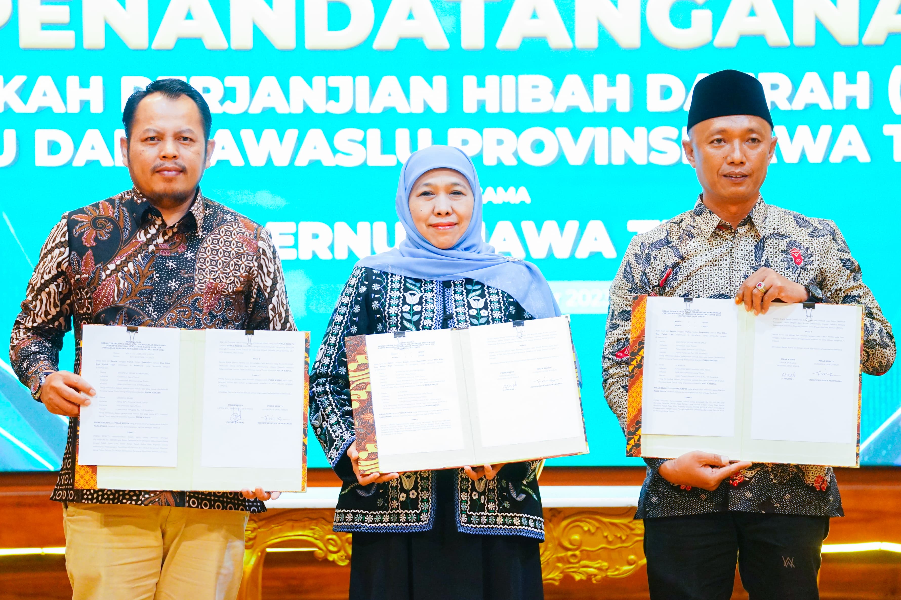 Gubernur Jawa Timur Khofifah Indar Parawansa menandatangani Naskah Perjanjian Hibah Daerah (NPHD) bantuan keuangan penyelenggaraan Pemilihan Gubernur dan Wakil Gubernur 2024 di Gedung Negara Grahadi, Kamis (7/12) malam.