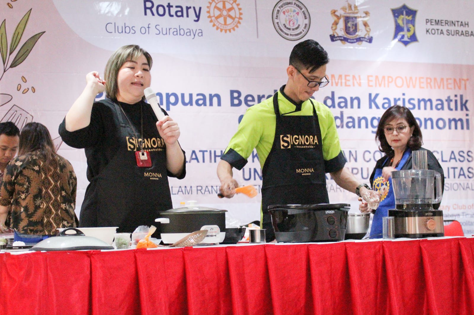 Pemerintah Kota (Pemkot) Surabaya bersama Forum PUSPA (Partisipasi Publik untuk kesejahteraan Perempuan dan Anak), menggelar pelatihan memasak bagi perempuan disabilitas di  Surabaya, Jumat (8/12/2023)