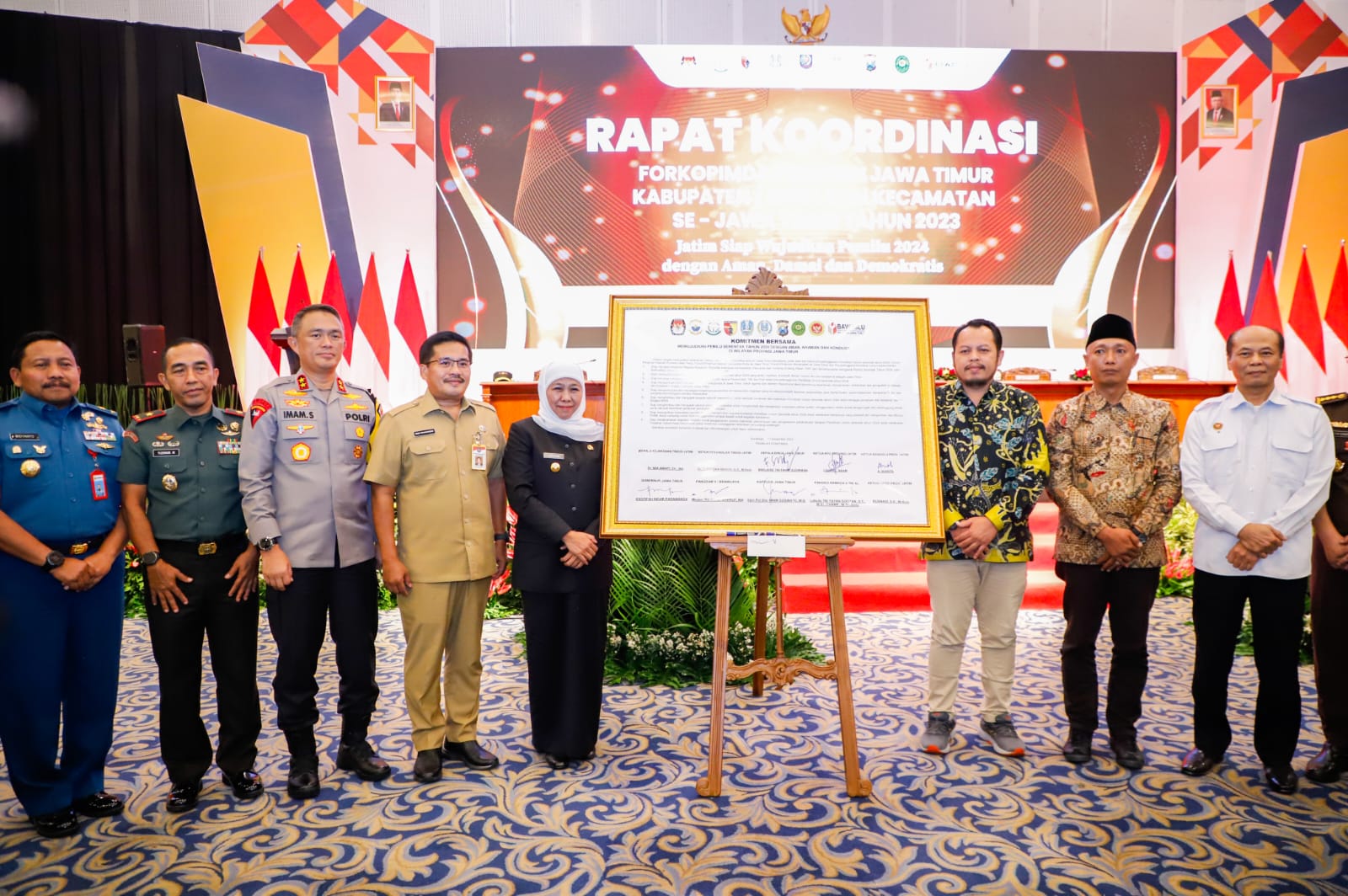 Gubernur Khofifah menggelar Rapat Koordinasi bersama Forum Koordinasi Pimpinan Daerah (Forkopimda) Provinsi, Kabupaten/Kota hingga Kecamatan se-Jatim di Grand City Convention Hall Lt. 3 Surabaya, Senin (11/12) malam.


