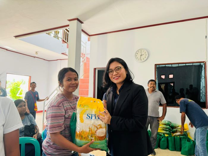 General Manager Bandar Udara Pattimura Ambon Shively Sanssouci menyerahkan secara simbolis program Angkasa Pura berbagi.