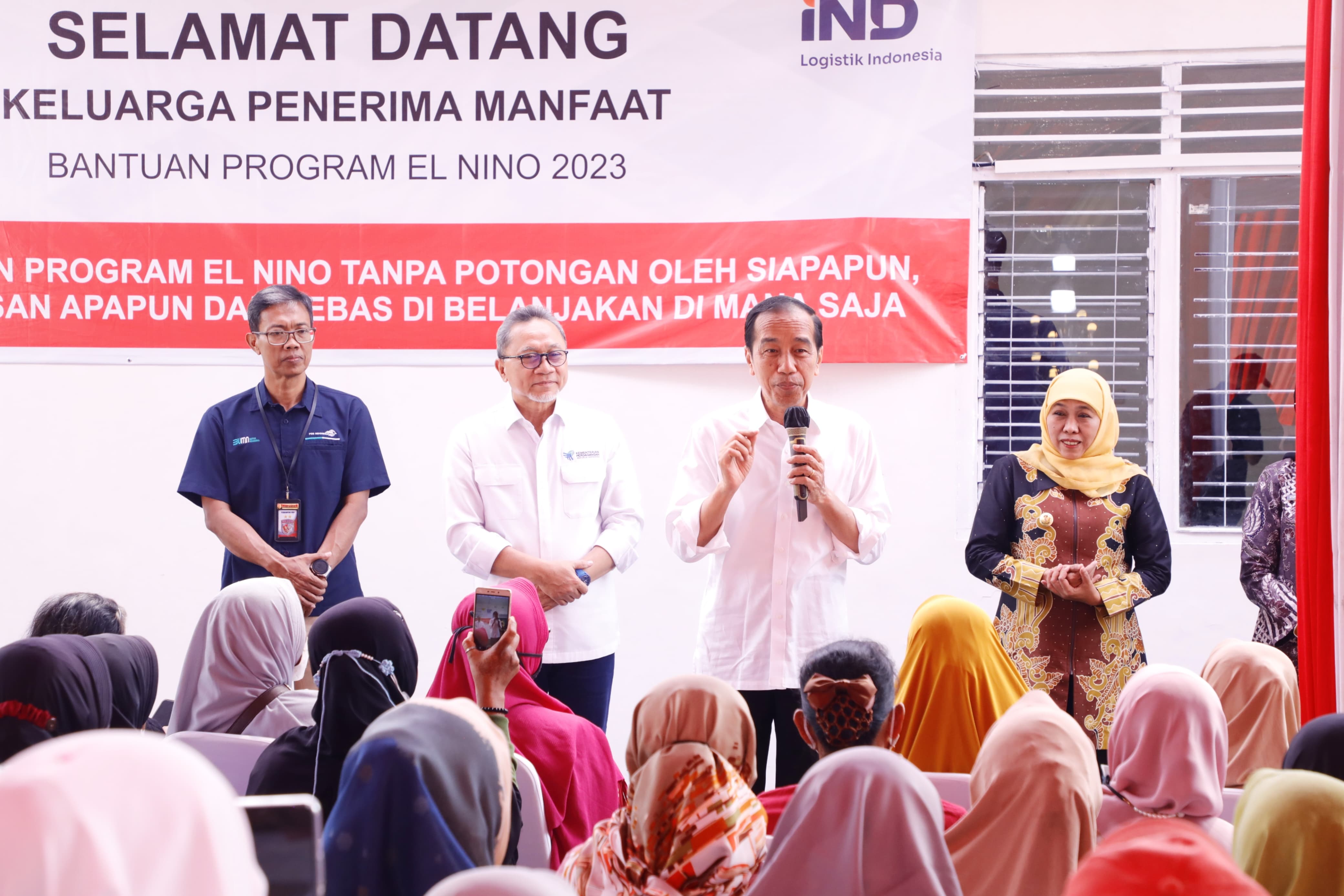 Gubernur Jawa Timur Khofifah Indar Parawansa mendampingi Presiden RI Joko Widodo saat menyalurkan bantuan langsung tunai (BLT) El Nino kepada masyarakat Kabupaten Banyuwangi, Rabu (27/12).