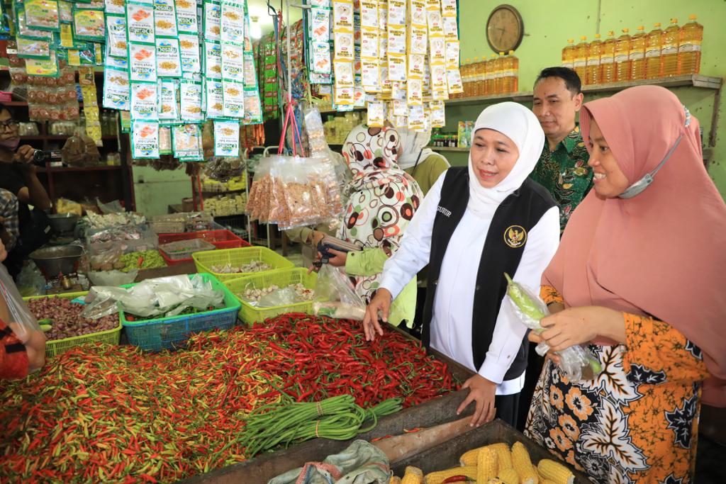  Gubernur Jawa Timur Khofifah Indar Parawansa turun langsung memastikan ketersediaan dan stabilitas harga bahan pokok di Jawa Timur dengan meninjau Pasar Krian Lama, Kab. Sidoarjo, Jumat (29/12
