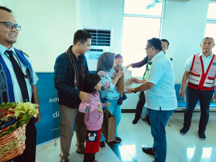 Kejutan ini diikuti oleh Bpk Direktur Keuangan dan Manajemen Risiko PT Angkasa Pura Indonesia, General Manager Bandar Udara Pattimura-Ambon beserta karyawan, dan turut memeriahkan Pimpinan Anak Perusahaan PT Angkasa Pura I cabang Bandar Udara Pattimura - 