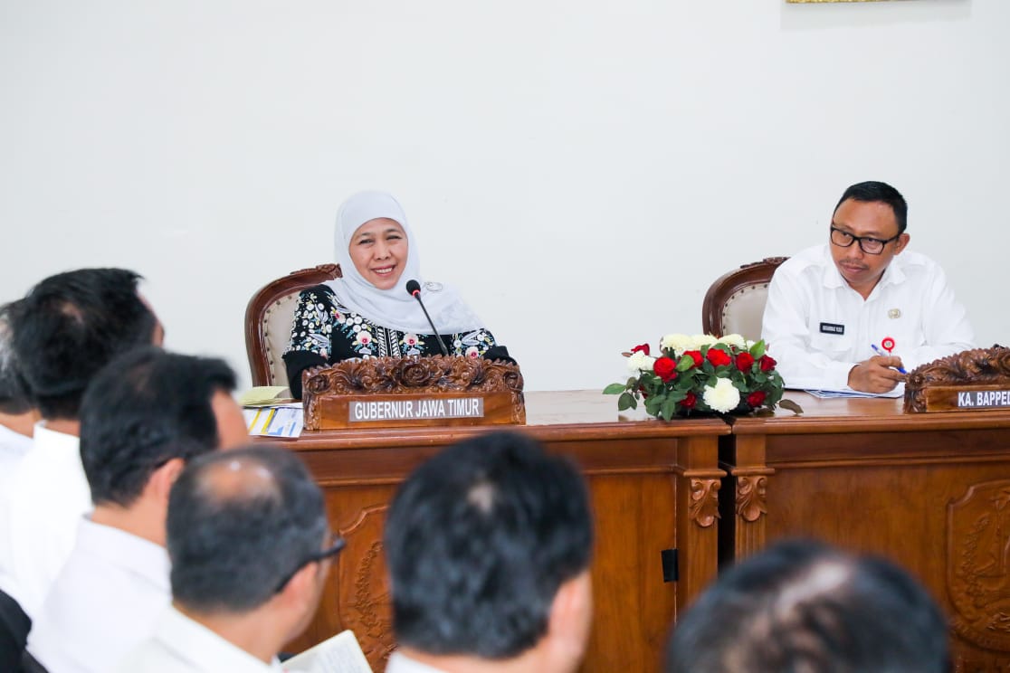 Gubernur Jawa Timur Khofifah Indar Parawansa langsung memimpin rakor program kerja Pemprov Jatim Tahun 2024 begitu tiba di Bandara Juanda, Sidoarjo, usai menunaikan ibadah umroh pada Rabu (10/1).