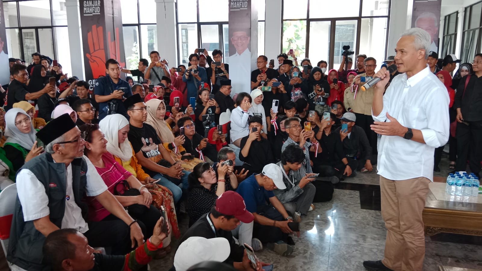 Ganjar Pranowo saat sambutan di depan ribuan relawan di Gedung Internatio Surabaya, Sabtu (13/1/2024)