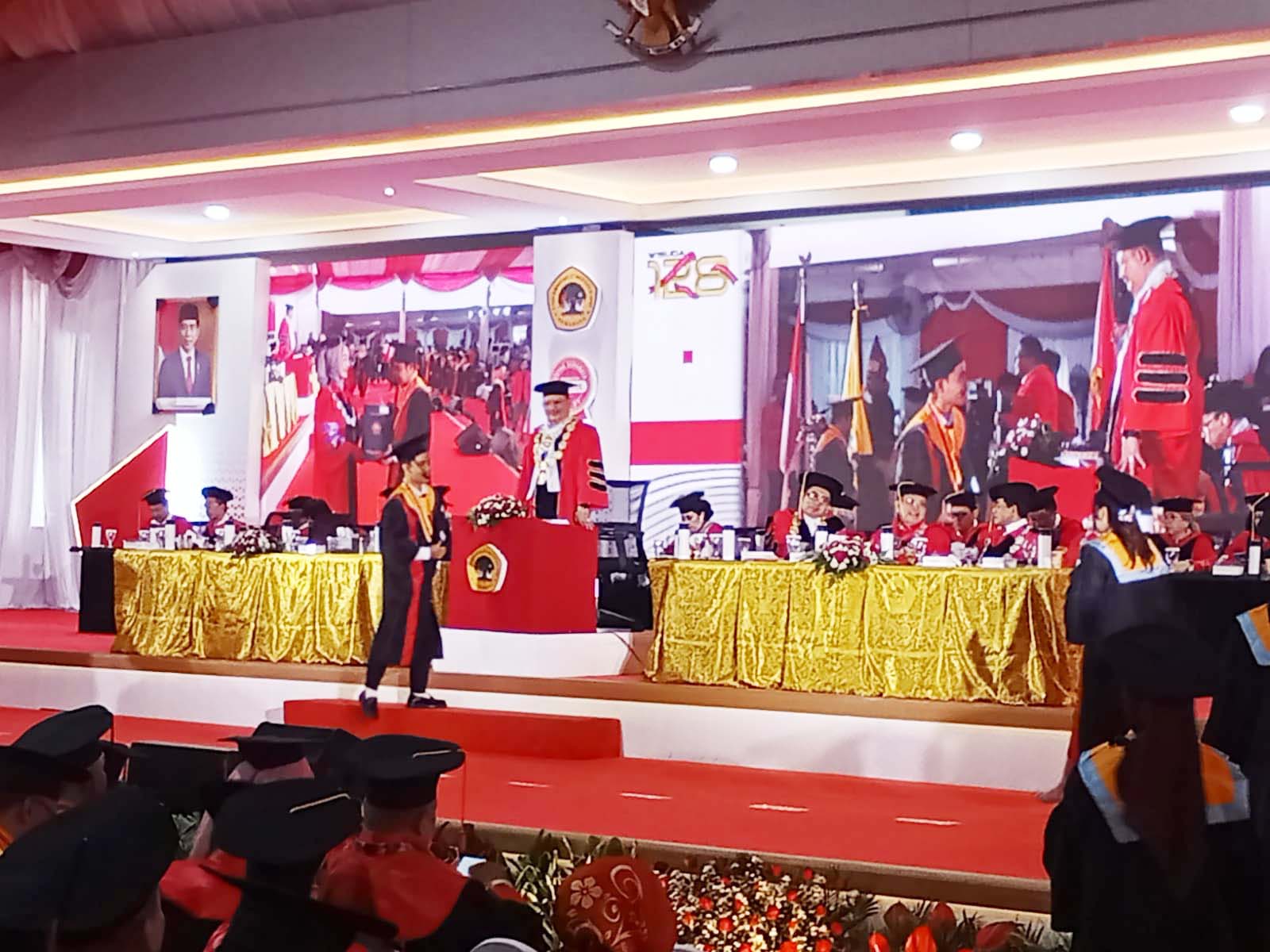 Universitas 17 Agustus 1945 (Untag) Surabaya mengukuhkan sebanyak 1.209 wisudawan dalam wisuda ke-128.
