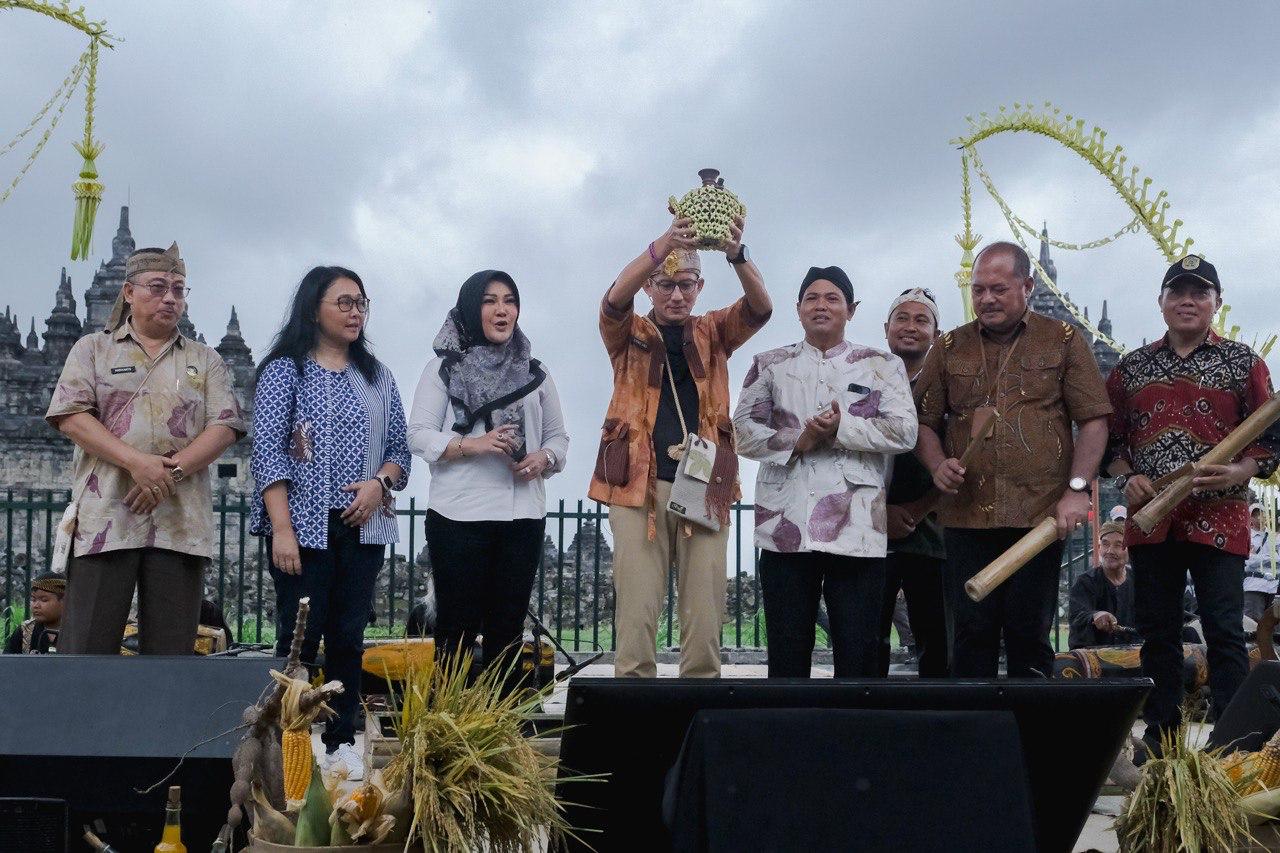 Menparekraf Sandiaga Salahuddin Uno dalam acara peluncuran "ADWI 2024" di Desa Wisata Bugisan, Klaten, Jawa Tengah, Sabtu (9/3/2024).