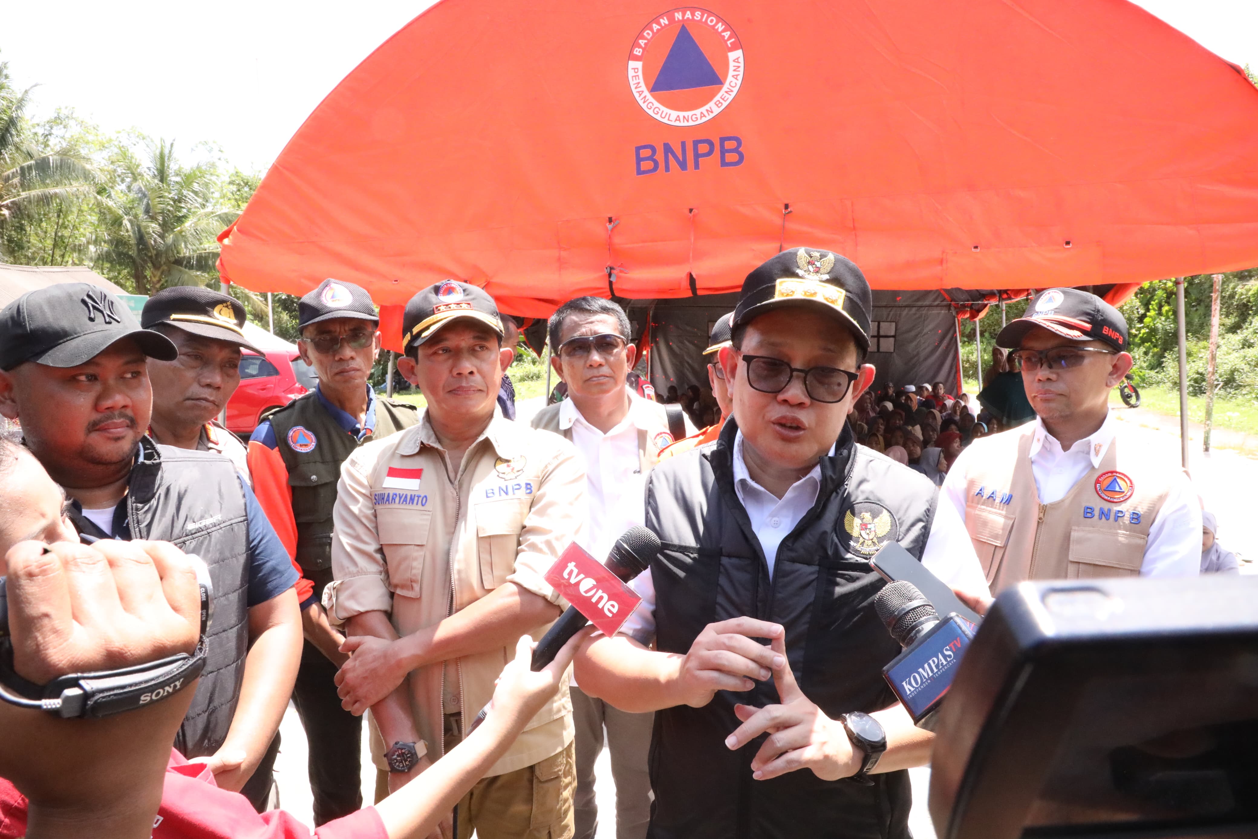 Pj Gubernur Jawa Timur Adhy Karyono bersama Kepala BNPB Letjen TNI Suharyanto meninjau langsung dampak gempa bumi di Pulau Bawean, Kabupaten Gresik, Minggu (24/3).
