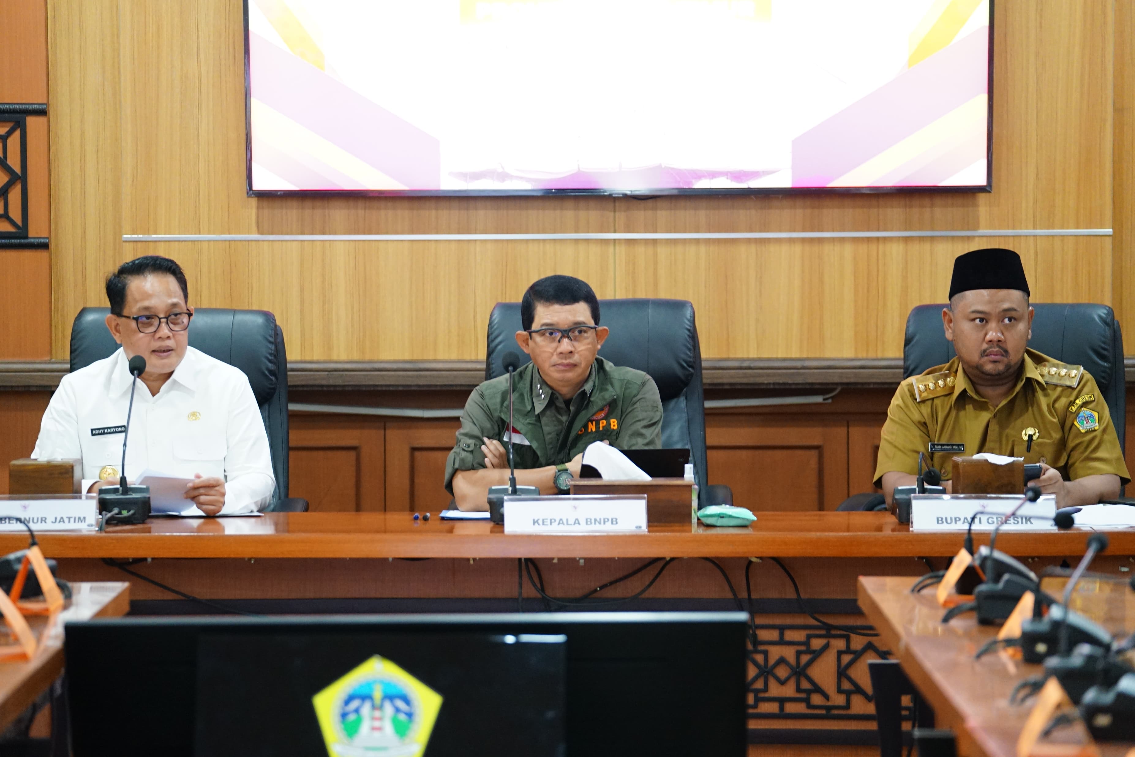 Pj. Gubernur Jatim Adhy Karyono turut serta mengawal Rapat Koordinasi Tanggap Bencana Pasca Gempa Bumi bersama Kepala BNPB Letjen TNI Suharyanto, yang juga dihadiri Bupati Gresik Fandi Akhmad Yani