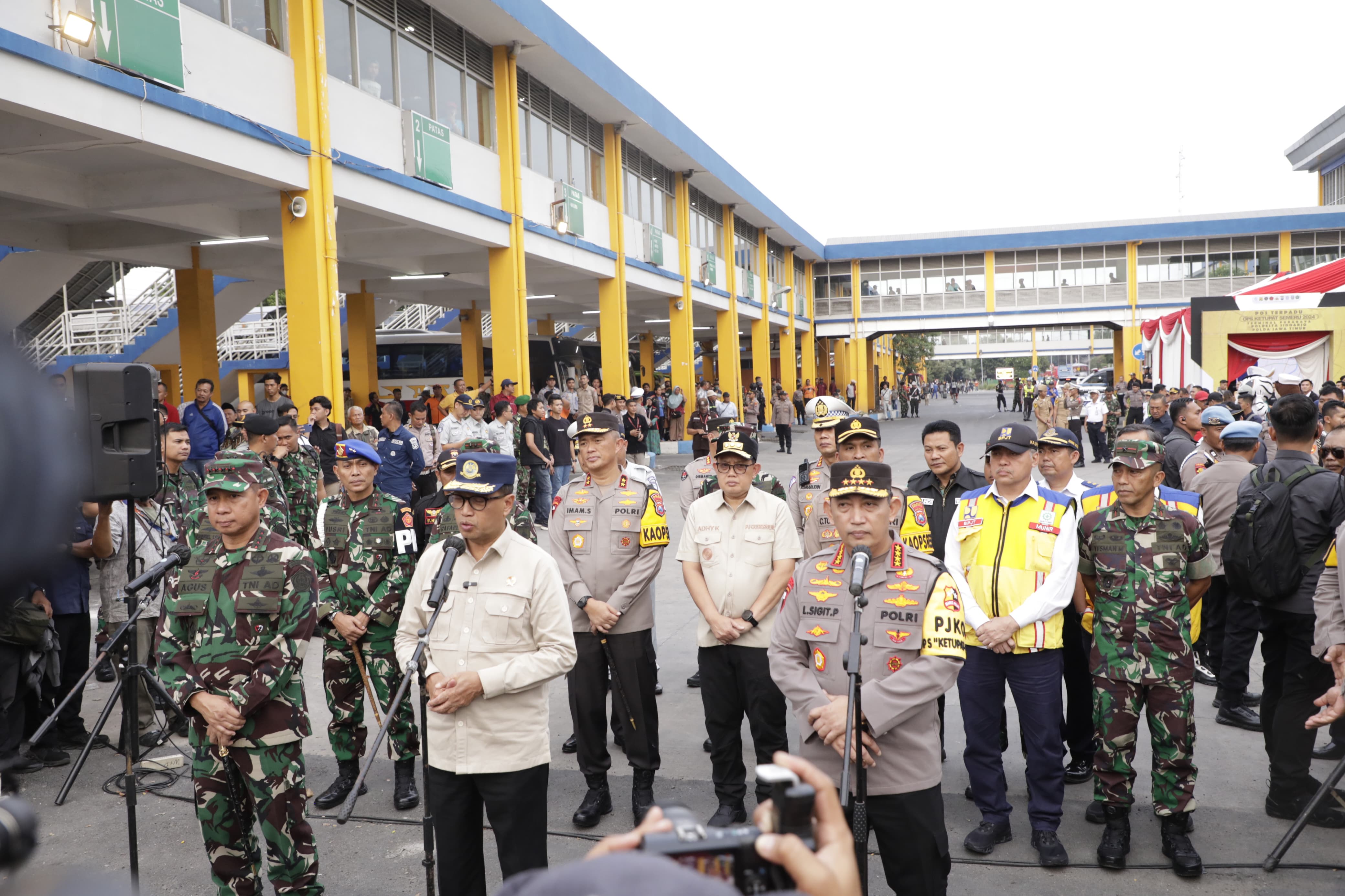 Penjabat (Pj) Gubernur Jawa Timur Adhy Karyono bersama Menteri Perhubungan RI Budi Karya Sumadi, Kapolri Jenderal Polisi Listyo Sigit Prabowo dan Penglima TNI Jenderal TNI Agus Subiyanto serta Forkopimda Jatim meninjau kesiapan mudik lebaran Idul Fitri 14