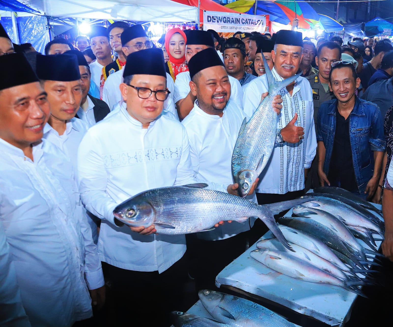 Pj Gubernur Jawa Timur Adhy Karyono menghadiri gelaran Kontes dan Lelang Bandeng Kawak 2024 di Kawasan Kota Tua Bandar Grisse Kabupaten Gresik, Senin (8/4) malam.
