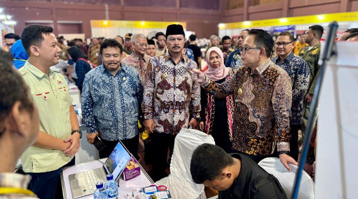 Gubernur Jawa Timur Adhy Karyono membuka Lomba Kompetensi Siswa (LKS) XXXII Sekolah Menengah Kejuruan (SMK) Provinsi Jatim Tahun 2024 di GOR Wilis kota Madiun pada Selasa (23/4).


