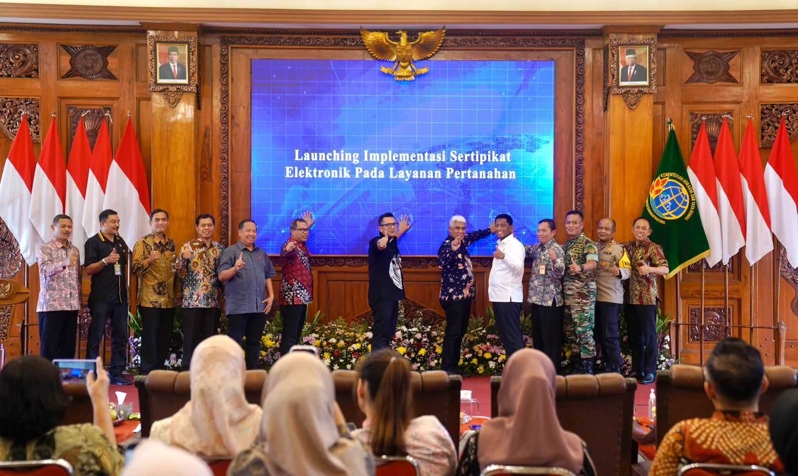 Pemerintah Kota (Pemkot) Mojokerto Bersama Kantor Pertanahan (Kantah) Kota Mojokerto resmi melaunching implementasi sertipikat elektronik pada layanan pertanahan, di Sabha Mandala Madya Balai Kota Mojokerto, Jumat (26/4/2024).