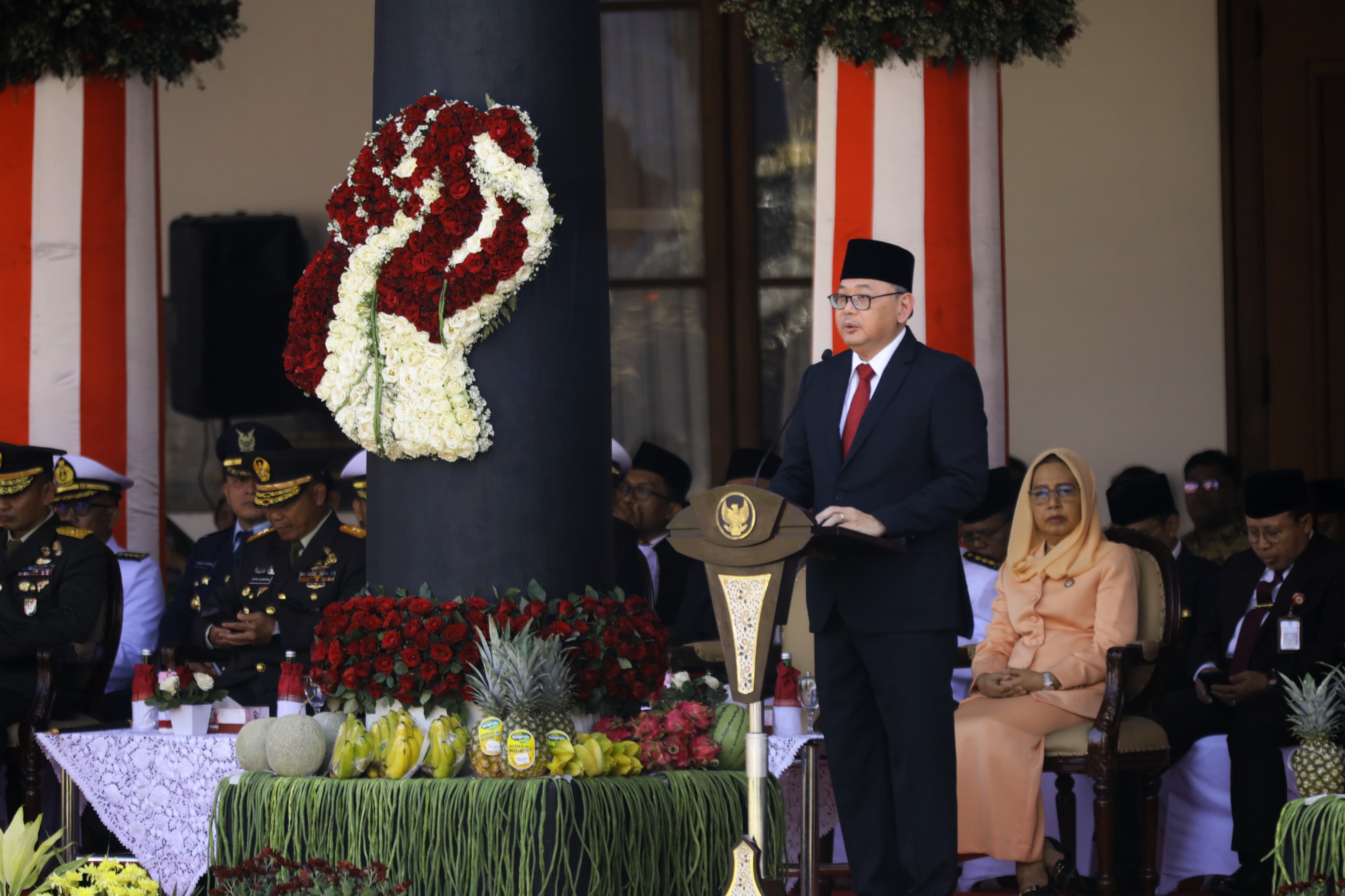Pelaksana Harian (Plh) Gubernur Jawa Timur, Bobby Soemiarsono, memimpin upacara peringatan Hari Kebangkitan Nasional ke-116 di Gedung Negara Grahadi, Surabaya