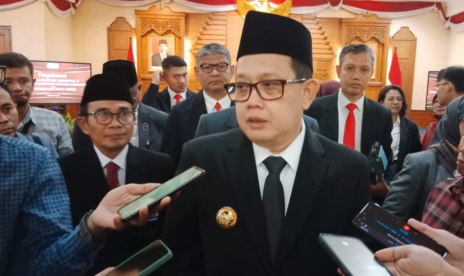 Pj Gubernur Jawa Timur Adhy Karyono memberikan keterangan pers usai mengukuhkan A. Darmuji sebagai Kepala Kantor Regional Badan Kepegawaian Negara (BKN) II Surabaya, Jumat (21/6).