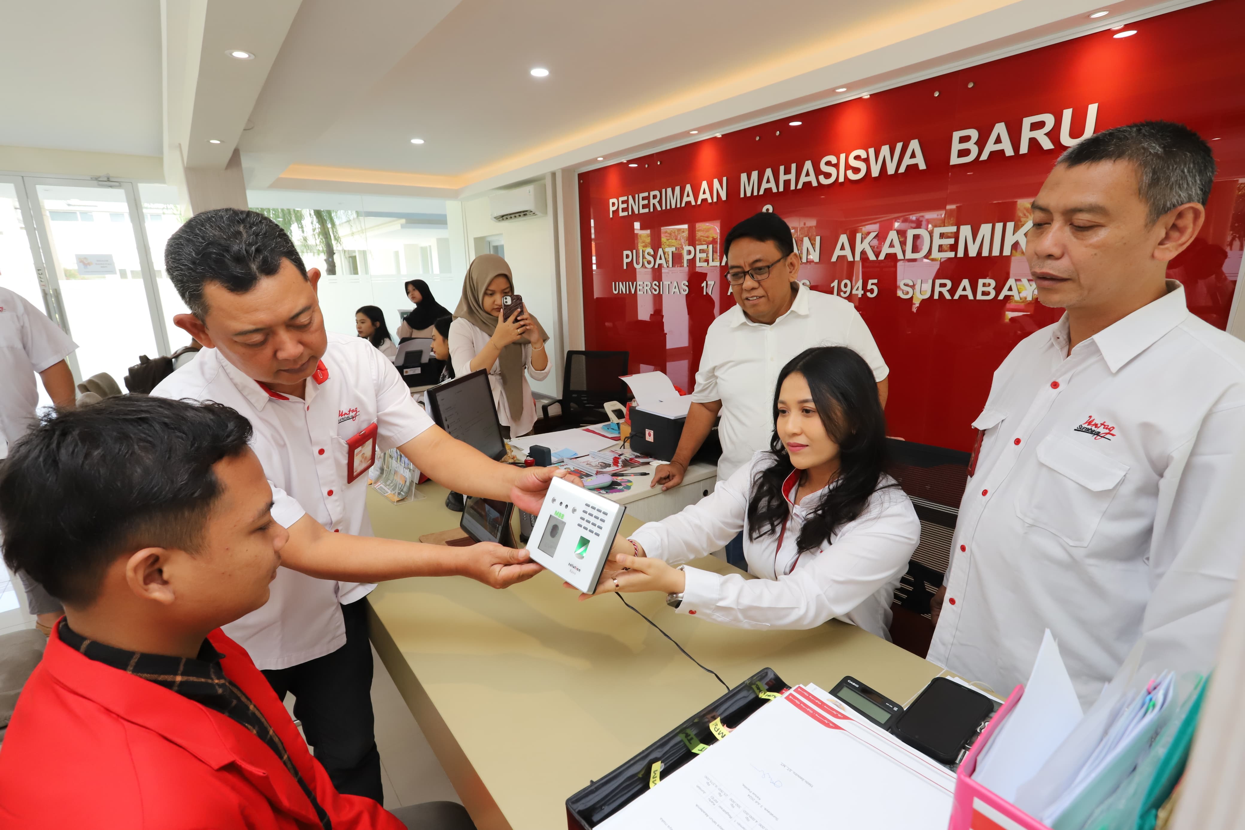Universitas Tujuhbelas Agustus (Untag) Surabaya menerapkan teknologi face recognition dan fingerprint sebagai sistem presensi bagi mahasiswa
