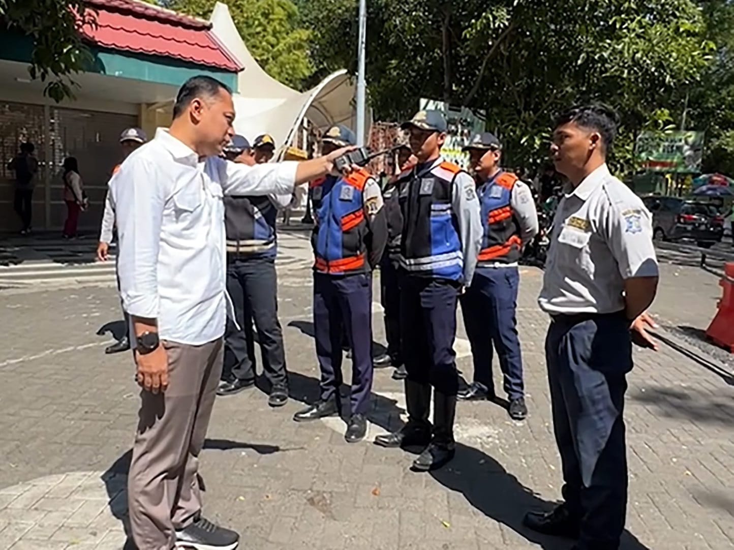 Wali Kota Surabaya, Eri Cahyadi, melakukan inspeksi mendadak (sidak) di Kebun Binatang Surabaya (KBS) pada Jumat (12/7).